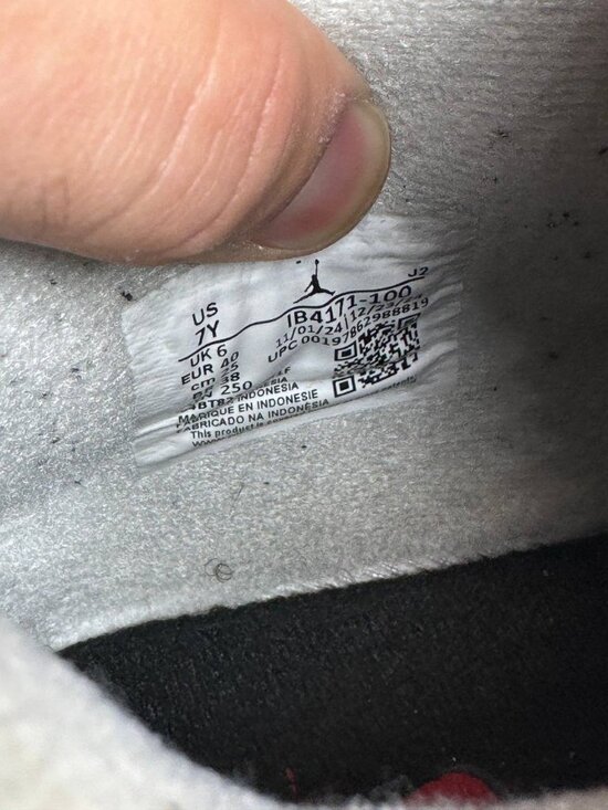 Size 7 | Jordan 4 White Cement With Box | Pre-Owned main image 6